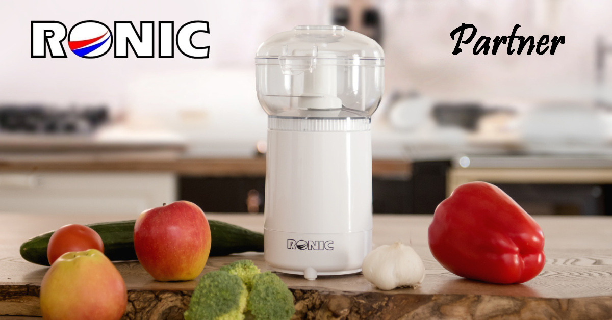 Kuchyňský robot Ronic Partner s čerstvou zeleninou na kuchyňské lince